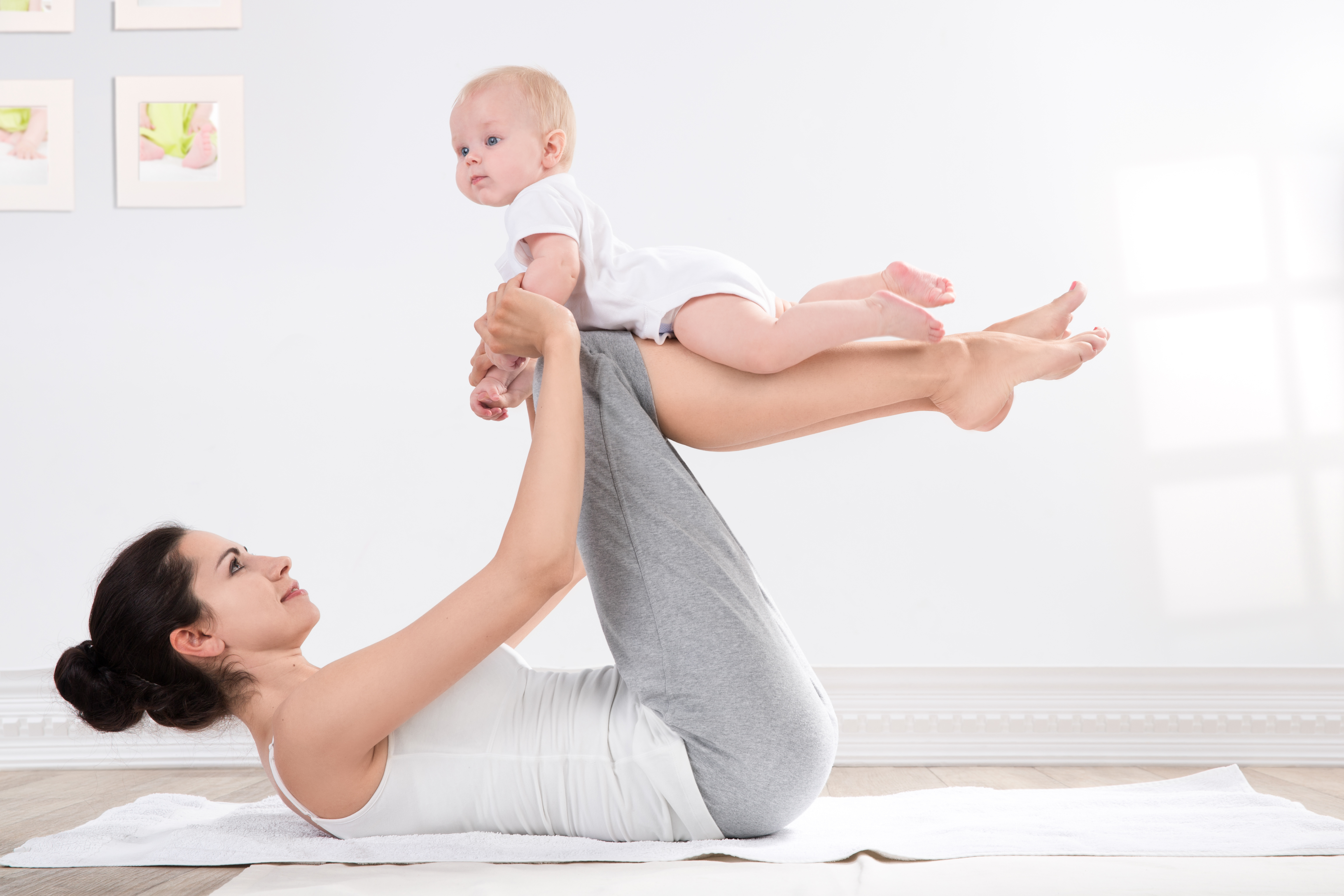 Молодая мама в период. Упражнения для детей. Гимнастика для детей. Малыш и мама. Занятия после родов.