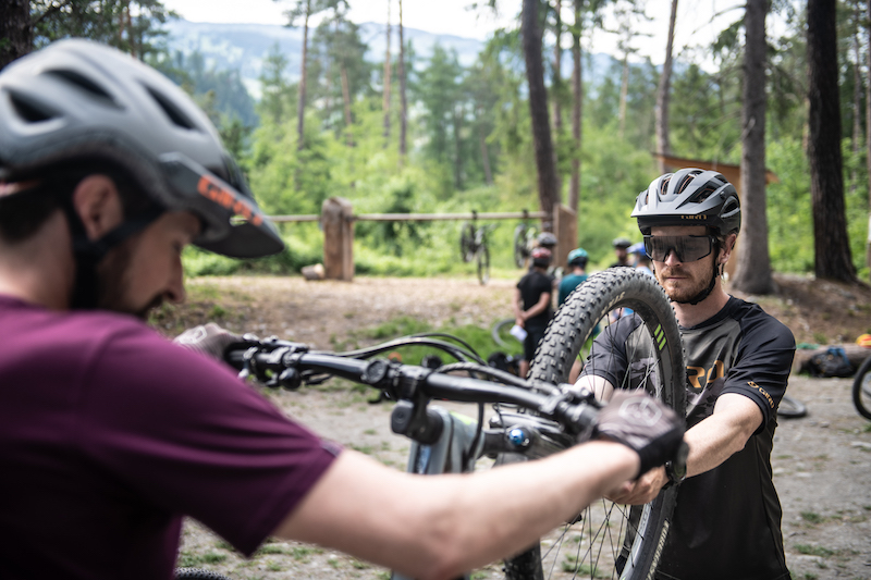 Bike-Kurs-Fortgeschittene-Thun-Bern-Bike-Park-Kurven-Bunny-Hop-Thomas-Toedtli